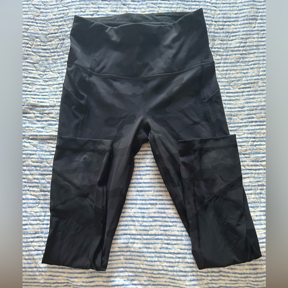 Lululemon black camo capris leggings